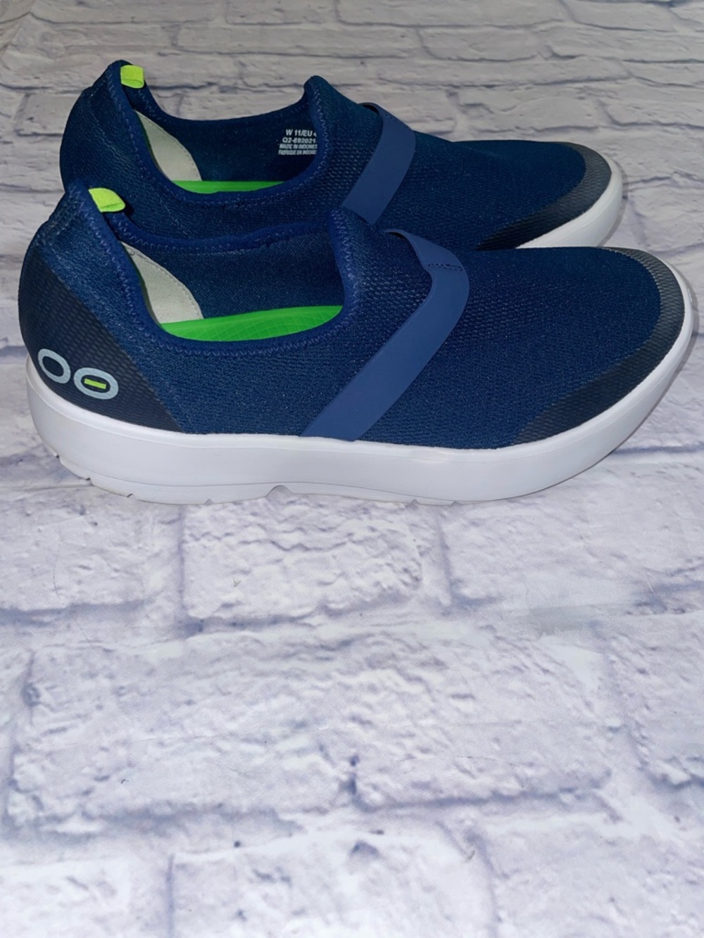 OOFOS OOmg EEZEE Low Recovery Navy and White. Size 11